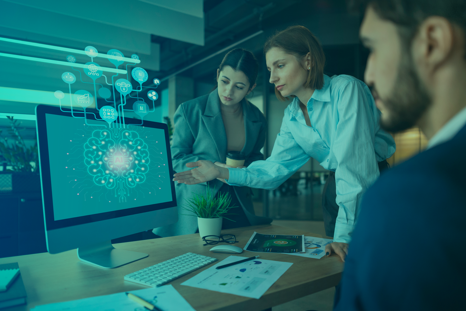 Profesional trabajando con herramientas tecnologicas